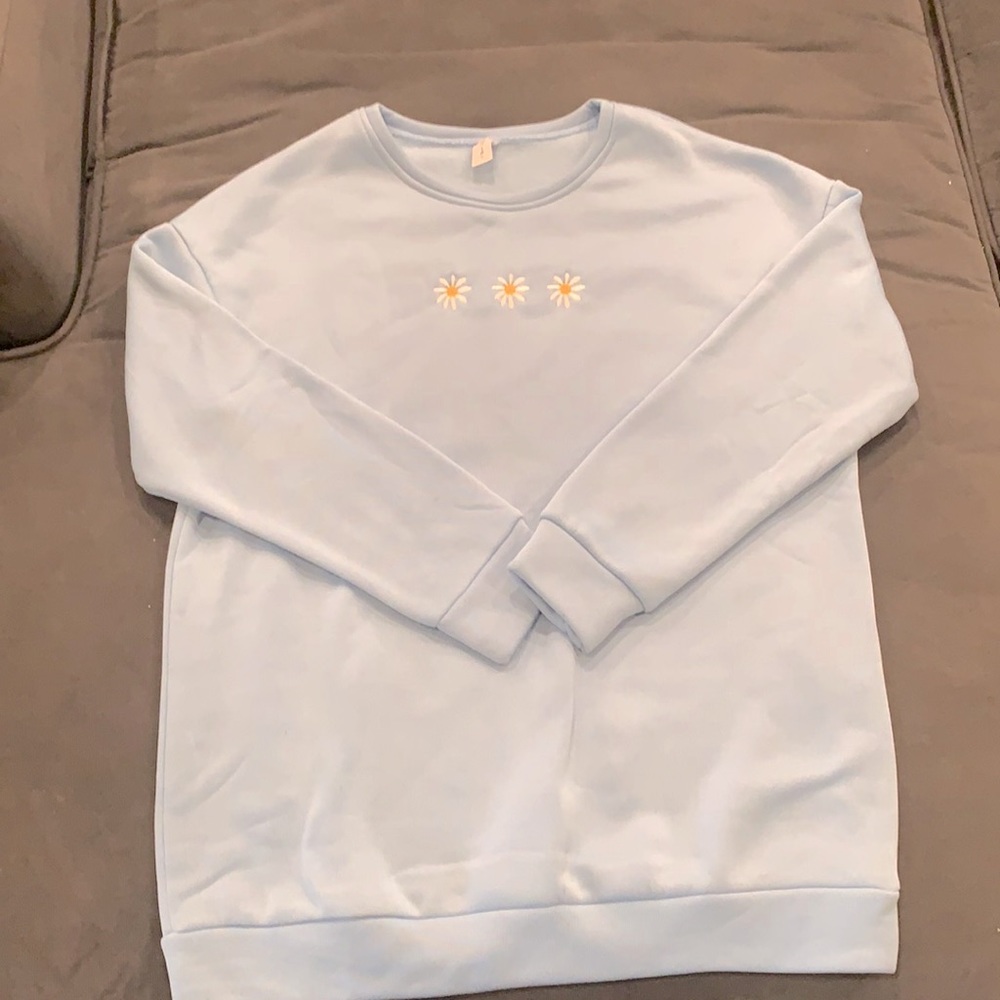 Light blue sweatshirt with three daisies on front